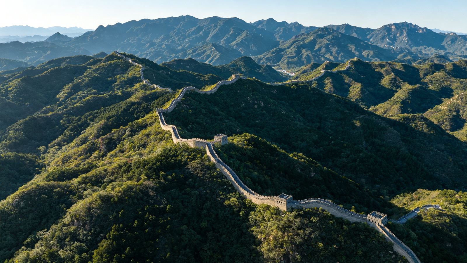 八达岭长城航拍俯瞰群山